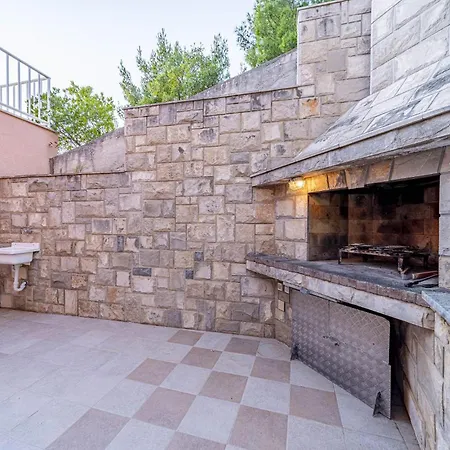 2 Bedroom Awesome In Karbuni דירה