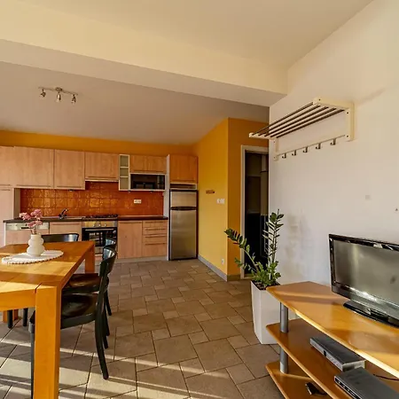 2 Bedroom Awesome In Karbuni דירה *