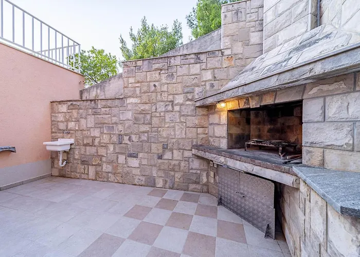 2 Bedroom In Karbuni Appartamento