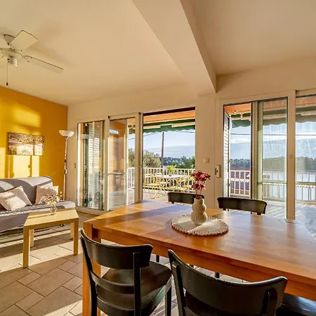 Διαμέρισμα 2 Bedroom Awesome Apartment In Karbuni *