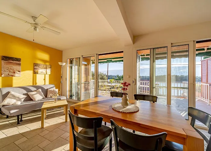 Apartment 2 Bedroom In Karbuni *